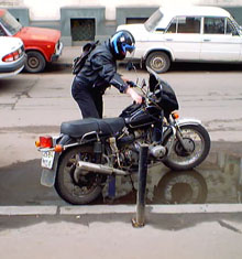 Байкер у мотоцикла
